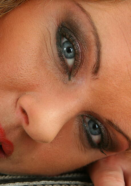 Sexy milf Nikita Schot exposes her ass in and puting a toy in her cunt 