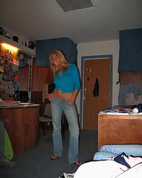 Curious women Brittney and Brooke enjoy amazing groupsex action 